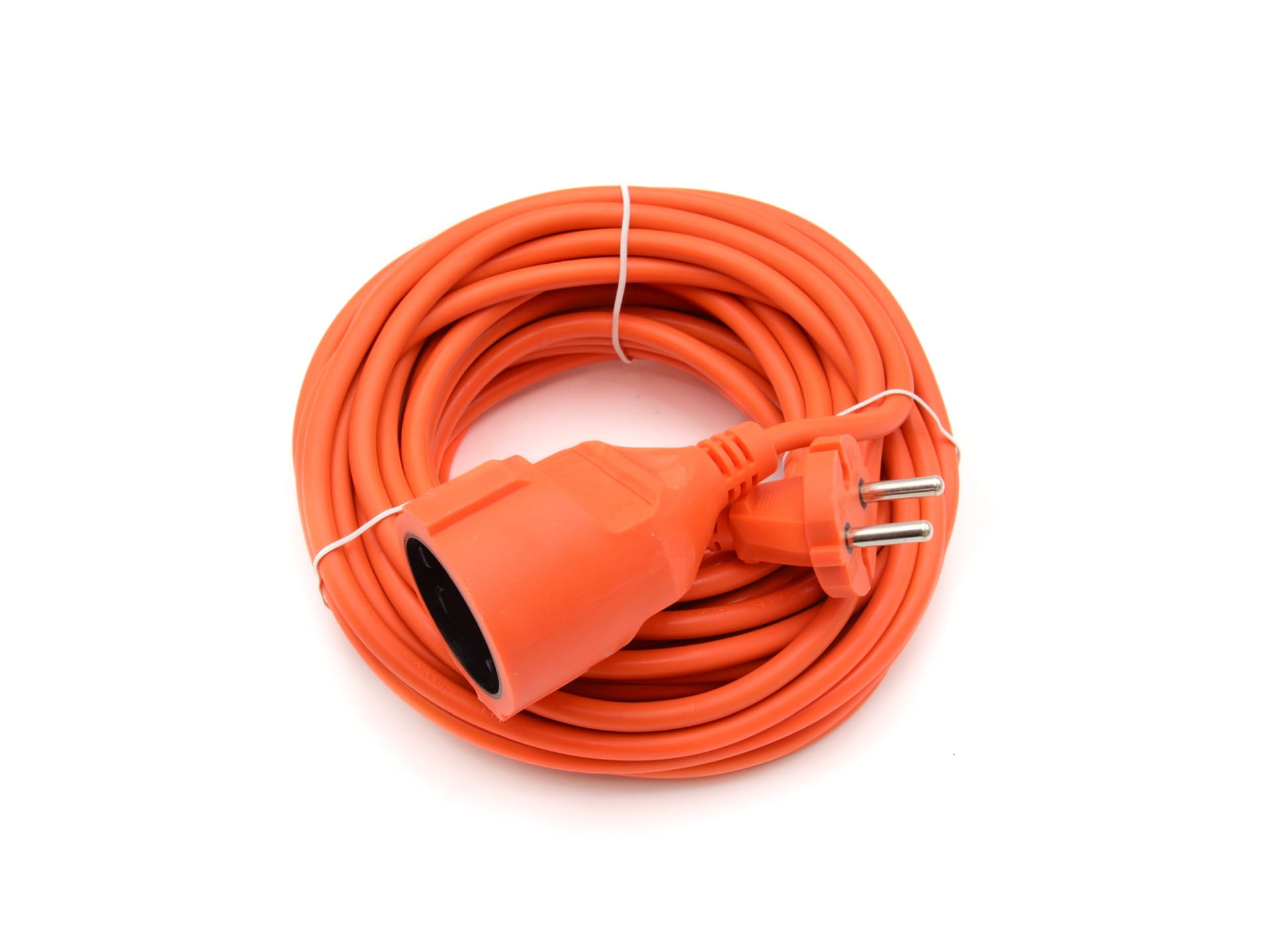 Pomarańczowy przedłużacz elektryczny zwinięty w krąg