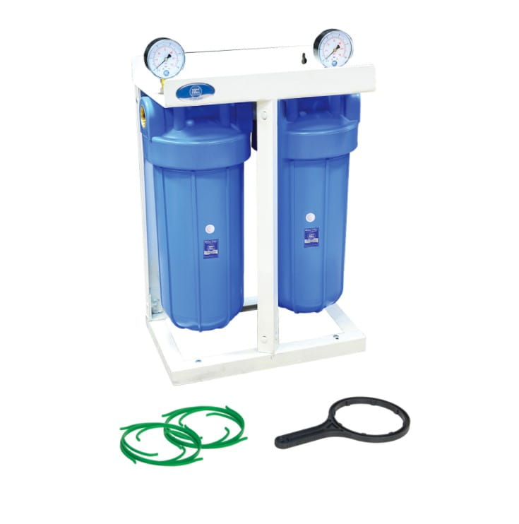 Stacja filtrów wody BIG BLUE z dwiema niebieskimi obudowami i manometrami