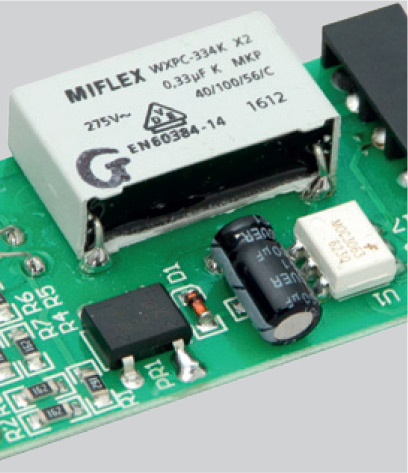 Zbliżenie na płytkę elektroniczną z kondensatorem i elementami SMD
