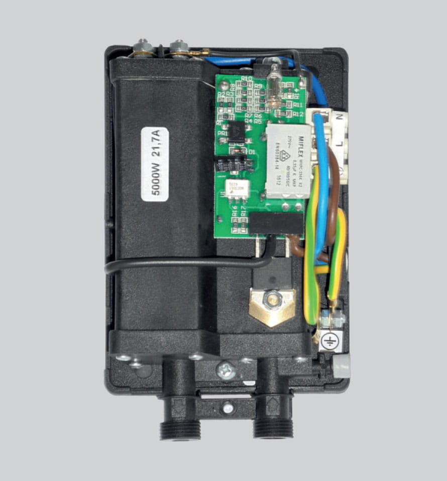 Wnętrze ogrzewacza wody z płytką elektroniczną i przewodami
