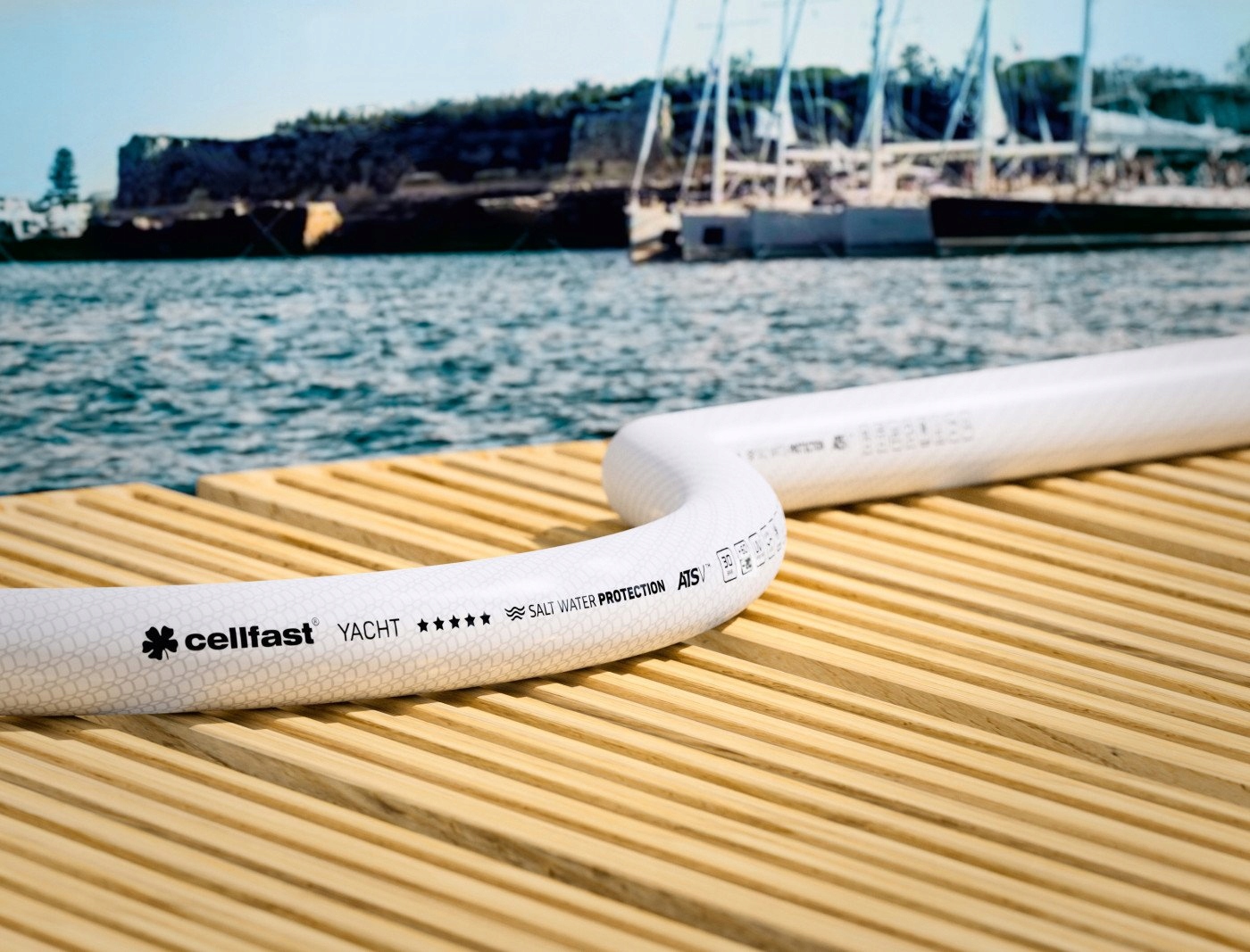 Biały wąż Cellfast YACHT na drewnianym pomoście